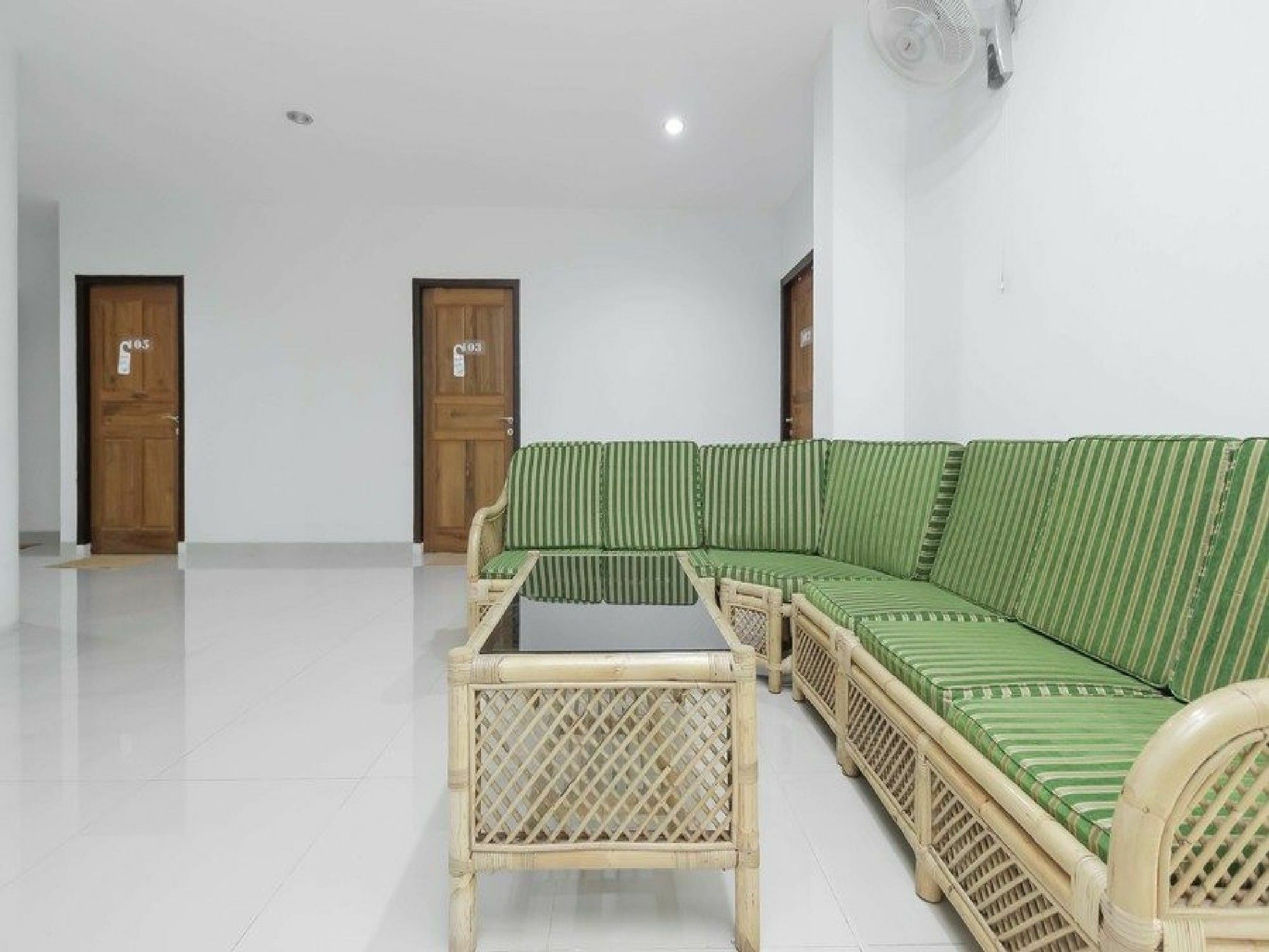Reddoorz Near Siloam Hospital Guest house 2*